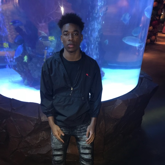 I love women. No cap. Sneaker head. I sell shoes. - Picture 4 of 7